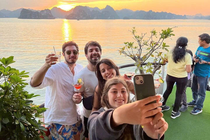 Ha Long Bay Day Cruise from Hanoi with Kayaking and Lunch