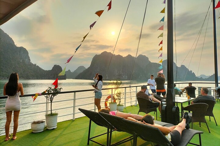 Ha Long Bay Day Cruise from Hanoi with Kayaking and Lunch