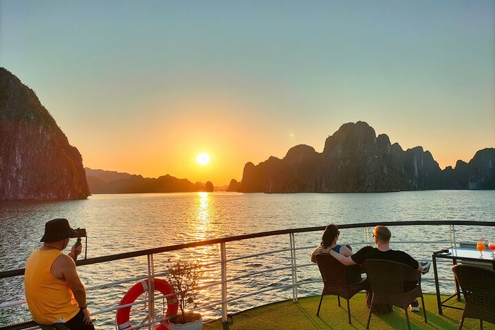 Ha Long Bay Day Cruise from Hanoi with Kayaking and Lunch