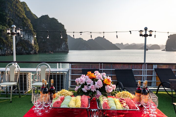 Ha Long Bay Day Cruise from Hanoi with Kayaking and Lunch