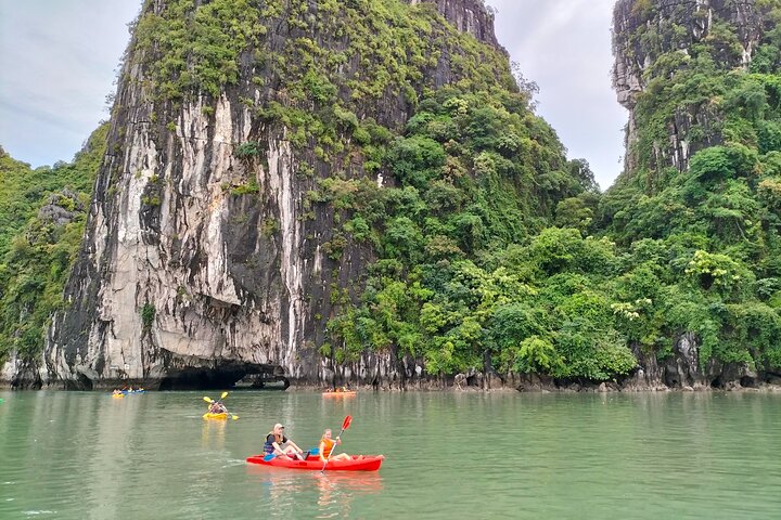 Ha Long Bay Day Cruise from Hanoi with Kayaking and Lunch
