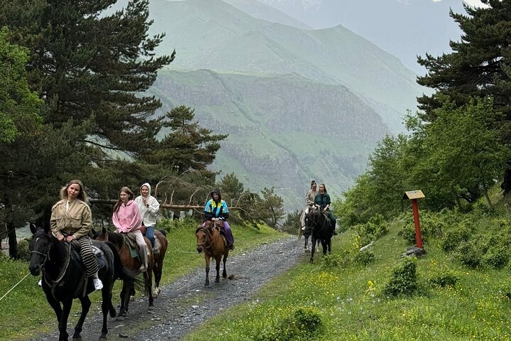Paardrijtocht in Kazbegi naar Elia Klooster (makkelijk)
