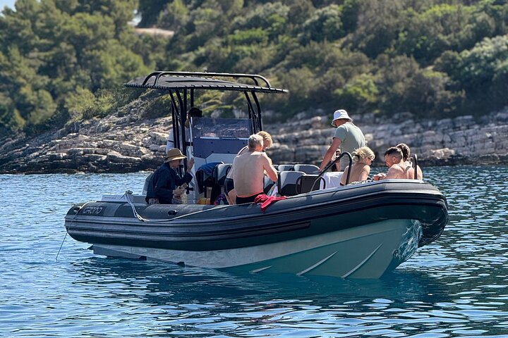 Makarska: 3-øy Speedboat Tour med Cave og Blue Lagoon