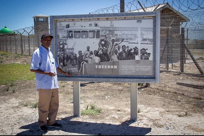 Visite de la prison d'une demi-journée de Robben Island avec billet de ferry pré-réservé.