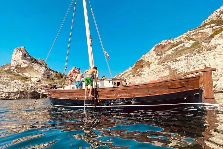 Passeio de barco em Cagliari: 5 paradas para nadar, mergulho com snorkel e aperitivo da Sardenha.