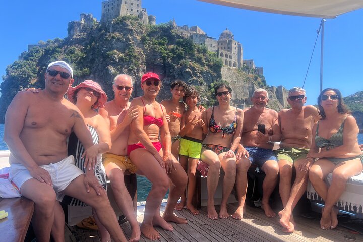 Tour giornaliero dell'isola di ischia in Barca con pranzo a bordo