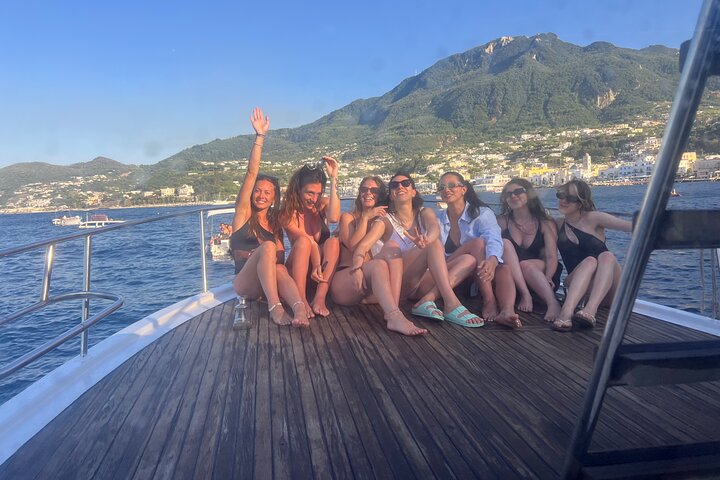 Tour giornaliero dell'isola di ischia in Barca con pranzo a bordo