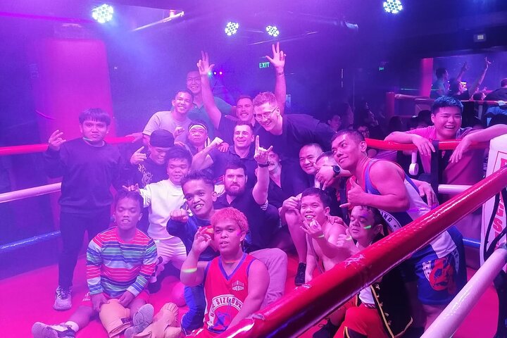 Makati : Pubcrawl Midget boxing rooftop muziek en gogo clubs