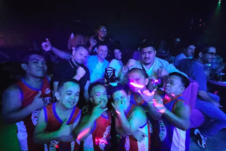 Makati : Pubcrawl Midget boxing rooftop muziek en gogo clubs