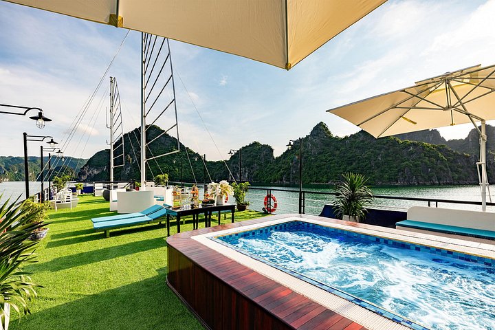 Halong Bay 5-stjernede krydstogter med buffet, solnedgang og jacuzzi