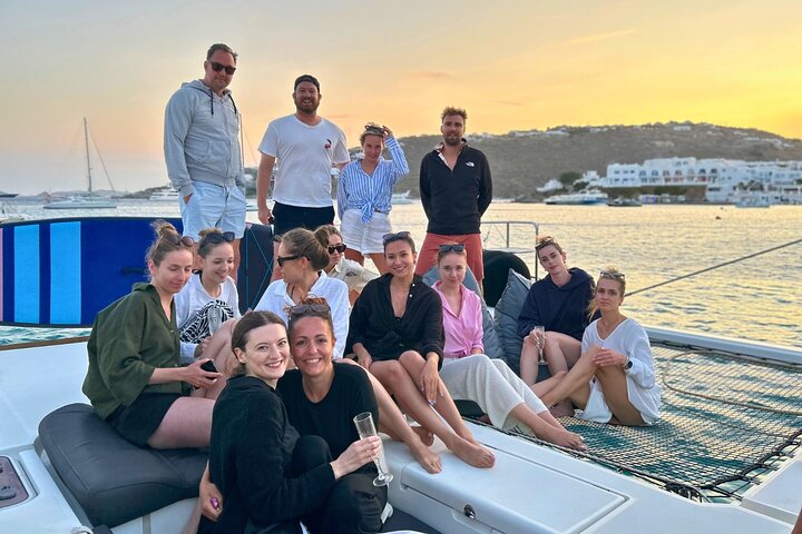 Crucero al atardecer en catamarán con comida, bebidas y traslado