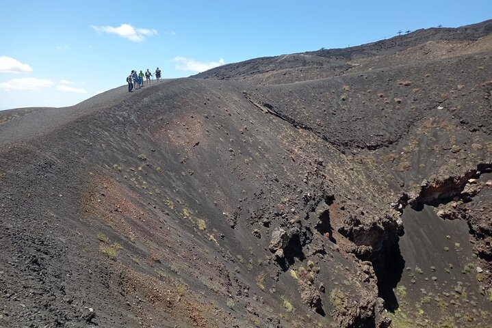 Etna Jeep Offroad-tur: Lavastrømme, Etna-vine, frokost i 2000 meters højde