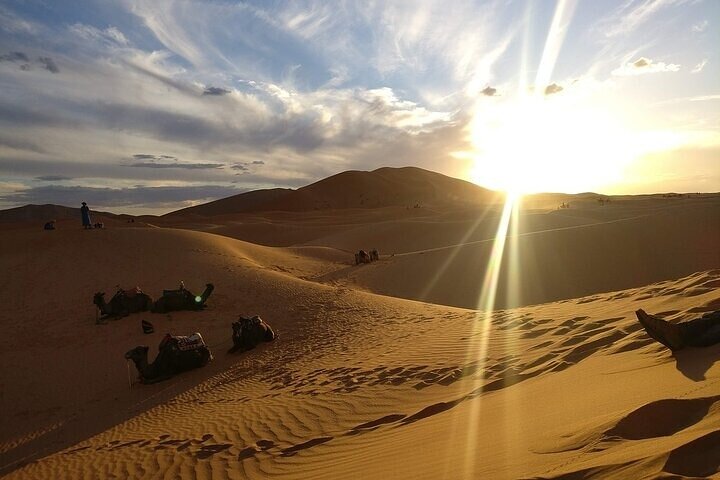 Resa från Erfoud till Merzougaöknen, middag, kamelritt, solnedgång