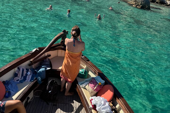 Passeio de barco em Cagliari: 5 paradas para nadar, mergulho com snorkel e aperitivo da Sardenha.