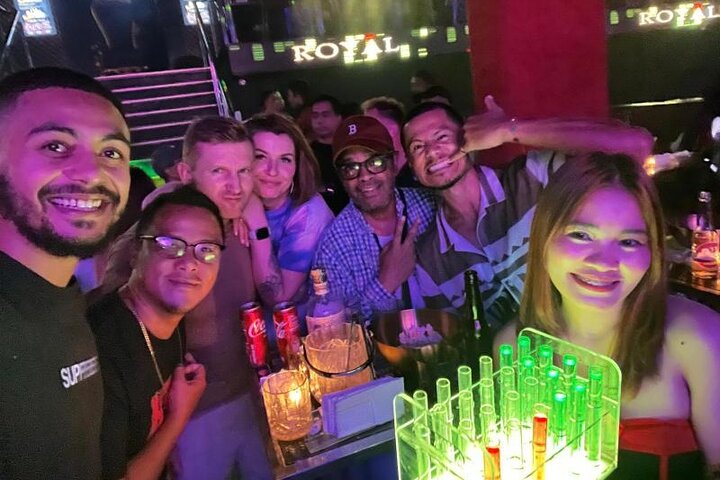 Makati : Pubcrawl Midget boxing rooftop muziek en gogo clubs