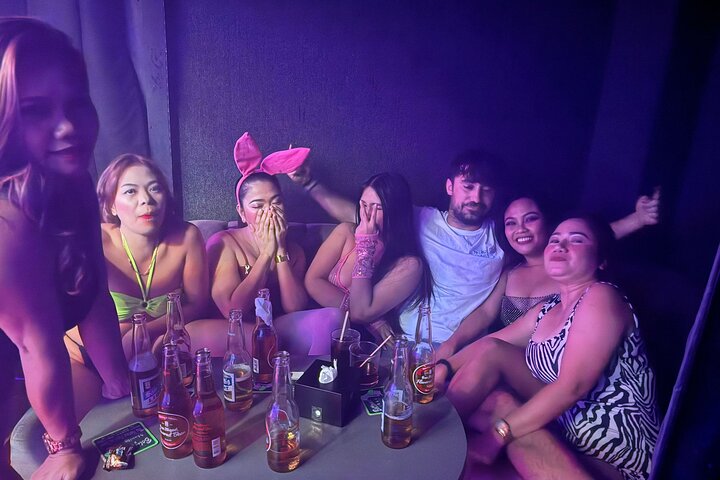 Makati : Pubcrawl Midget boxing rooftop muziek en gogo clubs