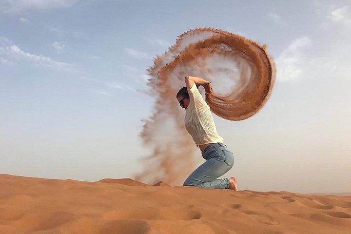 Dubai 4-timmars safari i röda öknen, kamelridning, sandboarding och falk