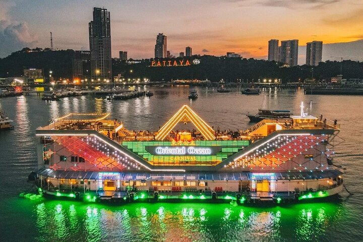 Ocean Sky middag cruise med live cabaret show i Pattaya