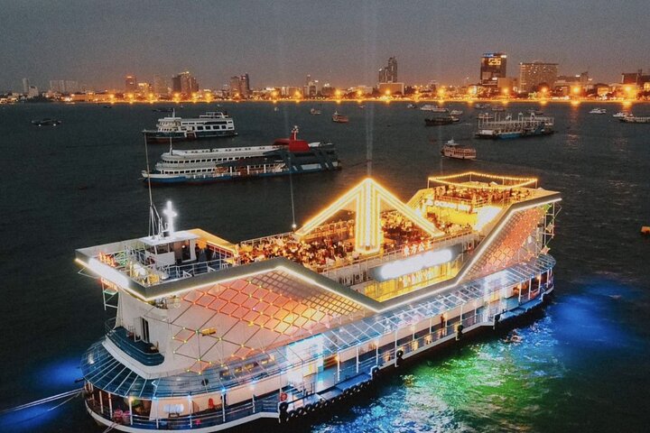 Ocean Sky middag cruise med live cabaret show i Pattaya