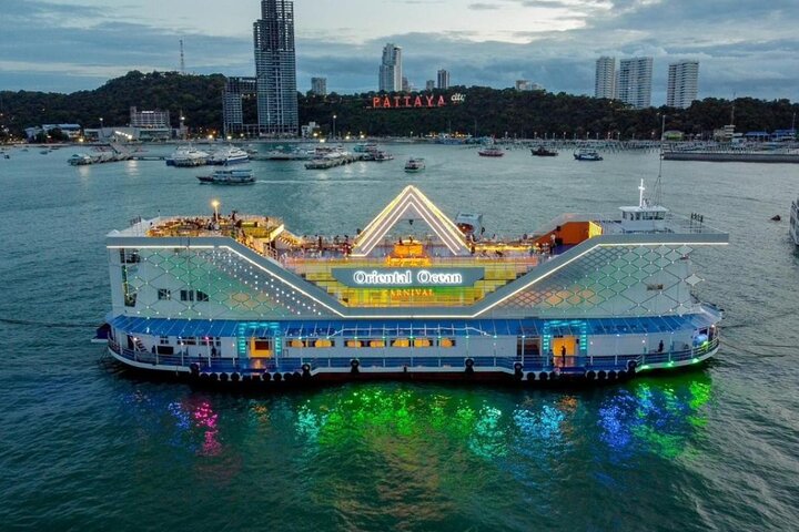 Ocean Sky middag cruise med live cabaret show i Pattaya