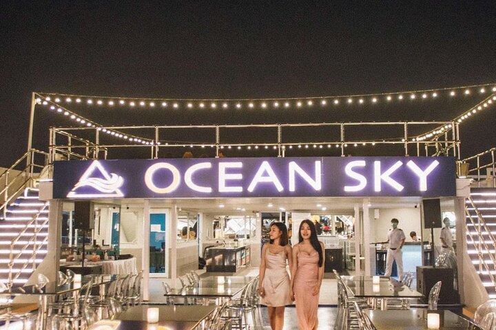 Ocean Sky middag cruise med live cabaret show i Pattaya