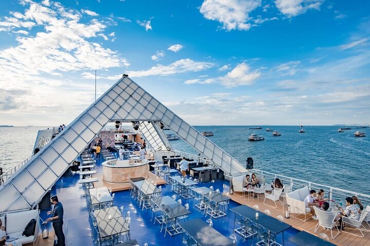 Ocean Sky middag cruise med live cabaret show i Pattaya