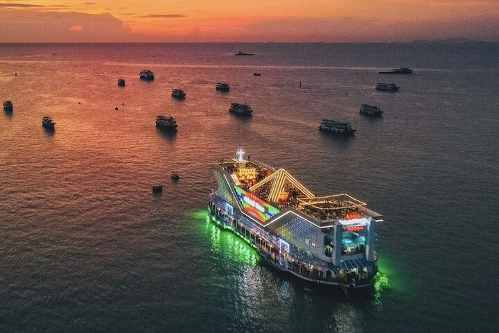 Ocean Sky middag cruise med live cabaret show i Pattaya