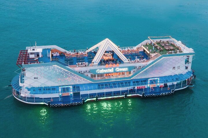 Ocean Sky middag cruise med live cabaret show i Pattaya