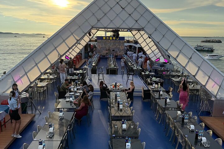 Ocean Sky middag cruise med live cabaret show i Pattaya