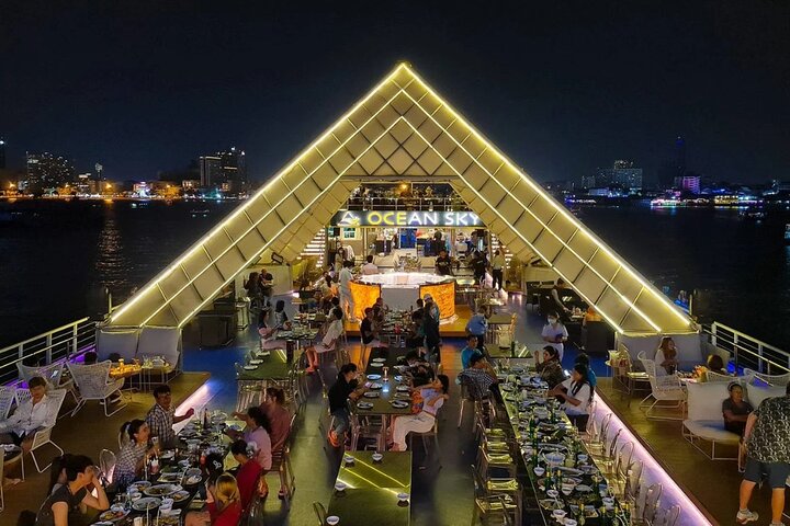 Ocean Sky middag cruise med live cabaret show i Pattaya