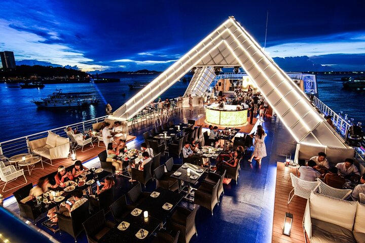 Ocean Sky middag cruise med live cabaret show i Pattaya