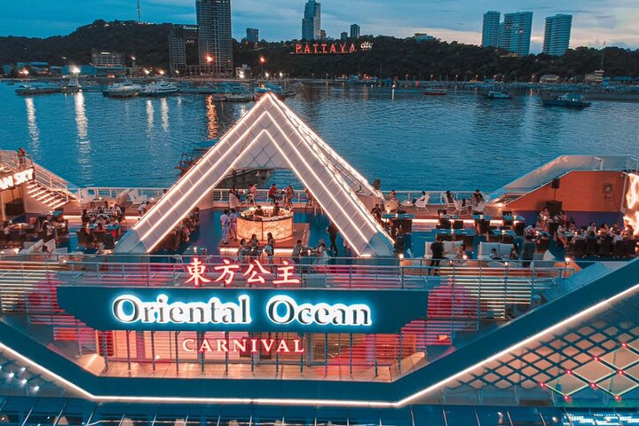 Ocean Sky middag cruise med live cabaret show i Pattaya