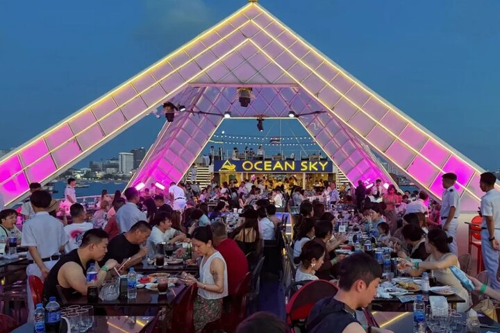 Ocean Sky middag cruise med live cabaret show i Pattaya