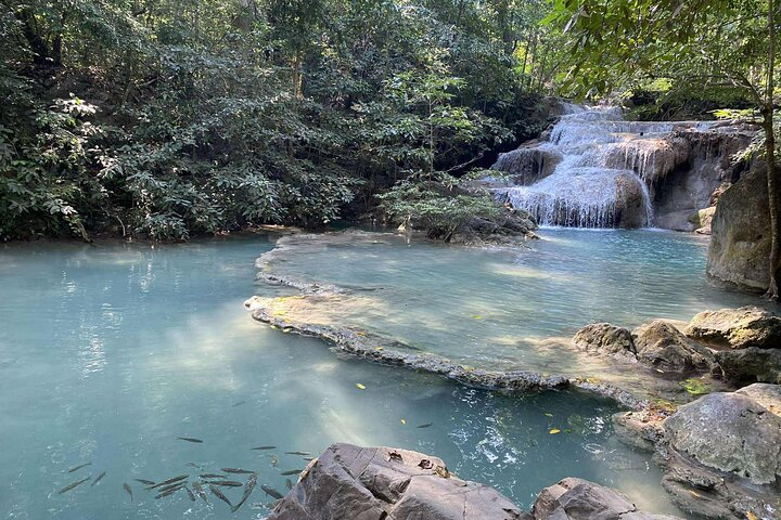 Cascada de Kanchanaburi Erawan y tren a lo largo de la Muerte