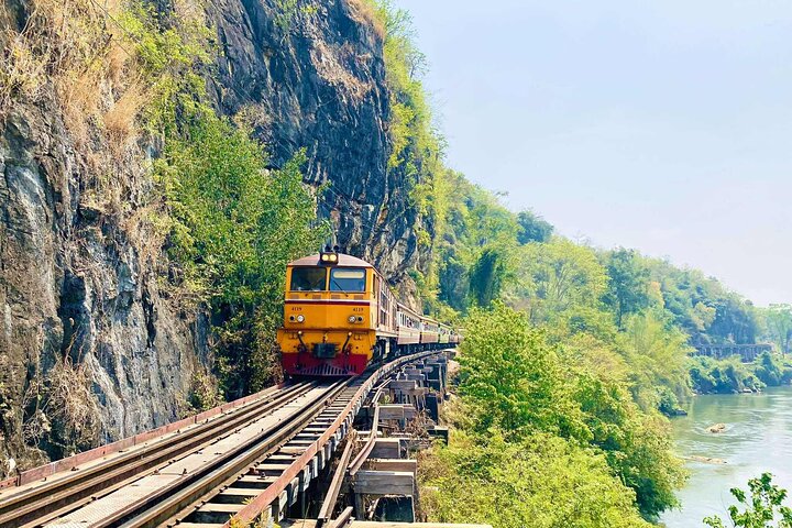 Cascada de Kanchanaburi Erawan y tren a lo largo de la Muerte