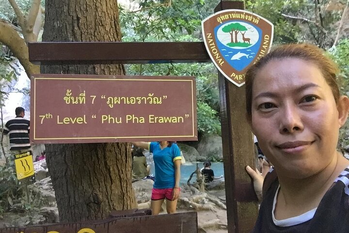 Cascada de Kanchanaburi Erawan y tren a lo largo de la Muerte