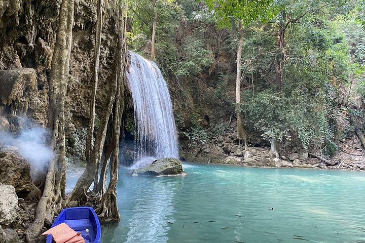 Cascada de Kanchanaburi Erawan y tren a lo largo de la Muerte