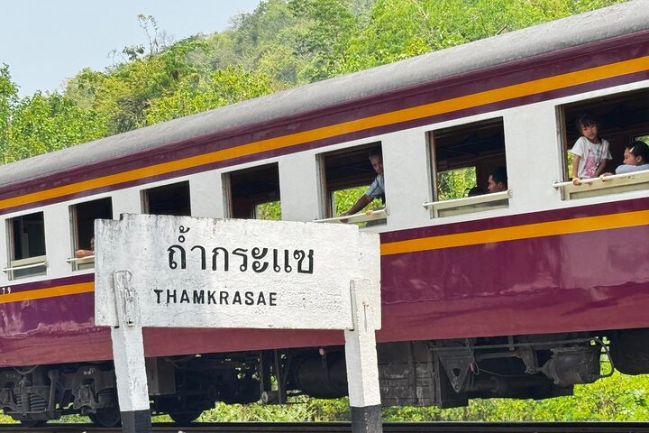 Cascada de Kanchanaburi Erawan y tren a lo largo de la Muerte