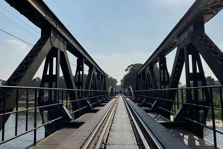 Cascada de Kanchanaburi Erawan y tren a lo largo de la Muerte