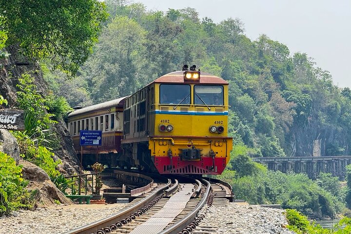 Cascada de Kanchanaburi Erawan y tren a lo largo de la Muerte