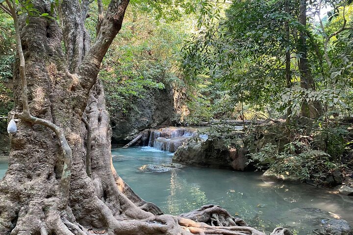 Cascada de Kanchanaburi Erawan y tren a lo largo de la Muerte