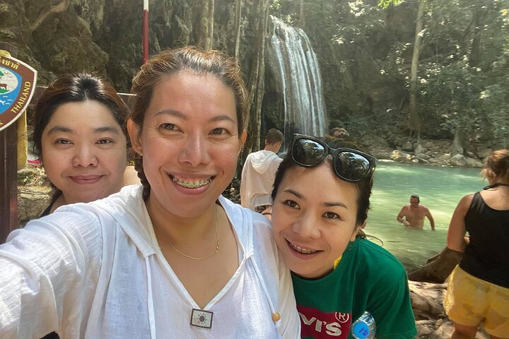 Cascada de Kanchanaburi Erawan y tren a lo largo de la Muerte