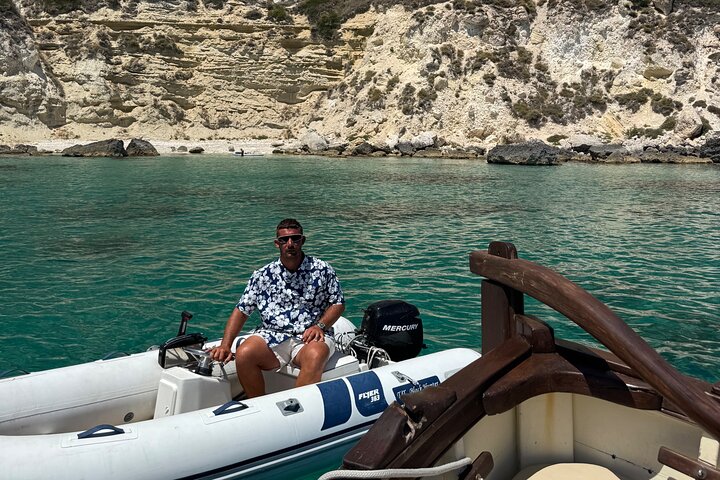 Passeio de barco em Cagliari: 5 paradas para nadar, mergulho com snorkel e aperitivo da Sardenha.