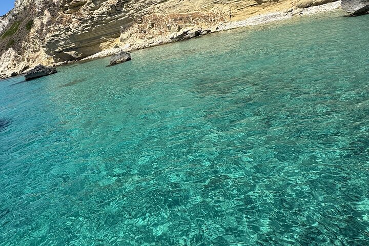 Passeio de barco em Cagliari: 5 paradas para nadar, mergulho com snorkel e aperitivo da Sardenha.