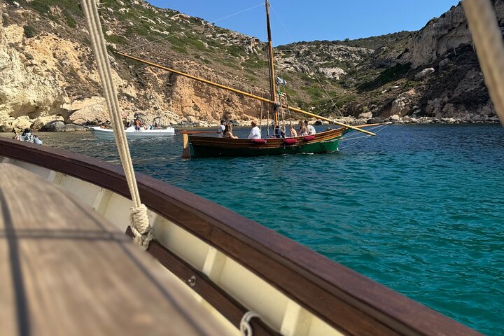 Passeio de barco em Cagliari: 5 paradas para nadar, mergulho com snorkel e aperitivo da Sardenha.