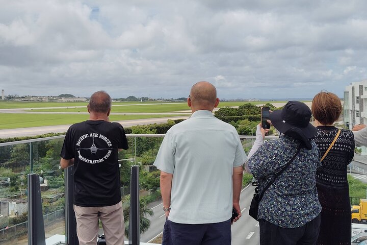 Okinawa: Guided Voices fra livet ved siden av Kadena Air Base