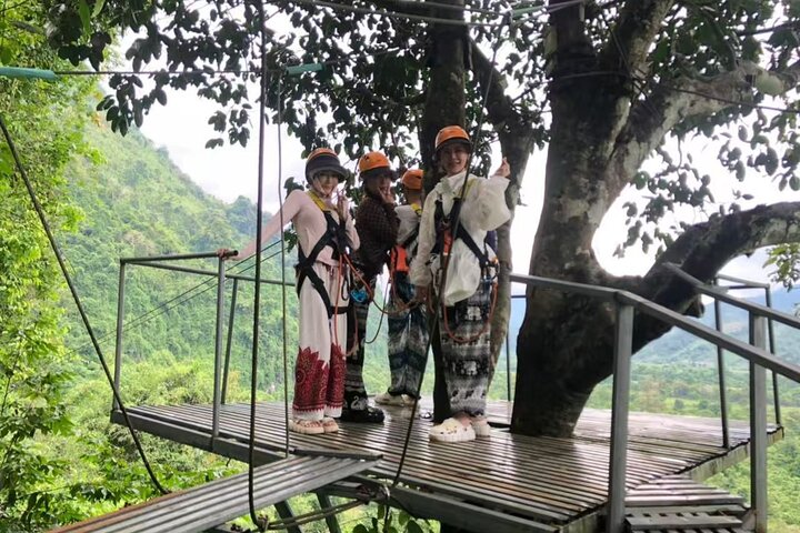 Vang Vieng Kajakpaddling, Zipline, Tham Chang Cave och Water Cave