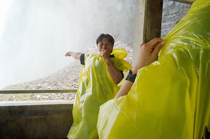 Niagara Falls Boat Cruise and Journey Behind the Falls Tour
