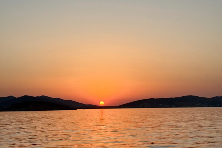 Visite au coucher du soleil autour d'Antiparos | Tour en bateau privé