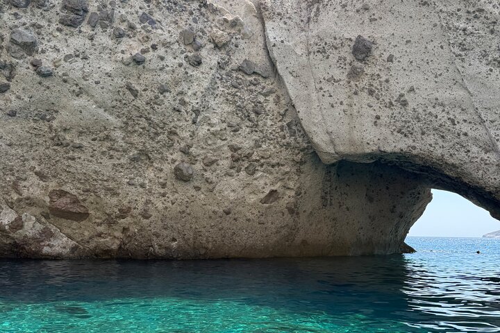 Antiparos Odyssey: Cuevas, laguna azul y encantos costeros|Excursión en barco